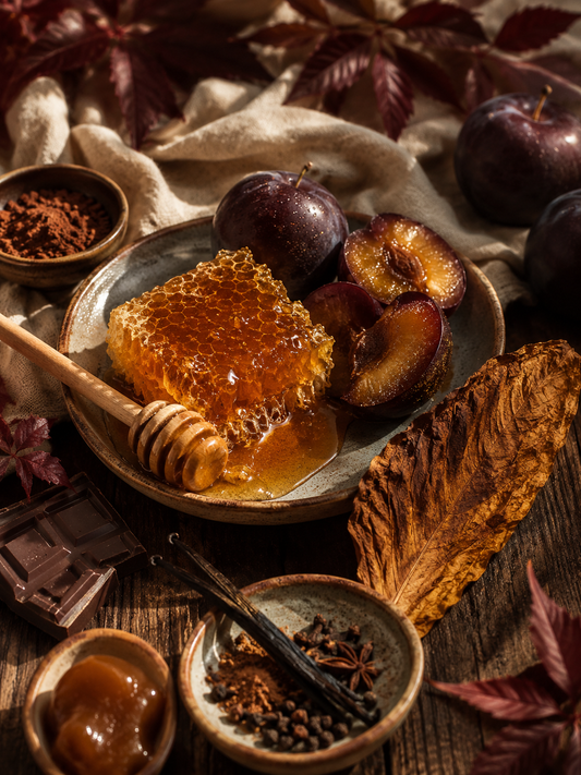 KI-generiertes Moodbild zu Honey, It’s October mit Honig, Pflaumen, Schokolade und herbstlichen Gewürzen