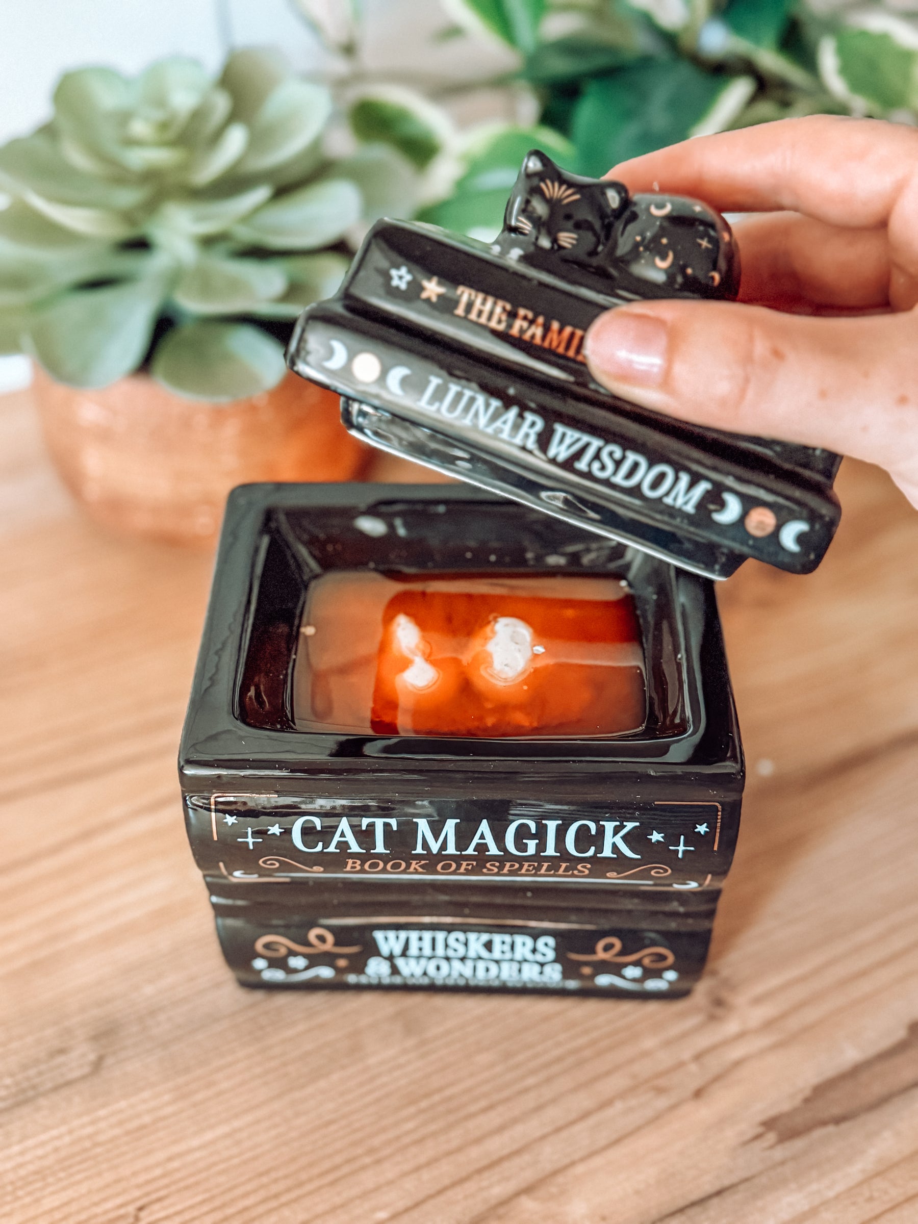Black Cat Magick – Bücherstapel-Stövchen für Duftwachs & Duftöl