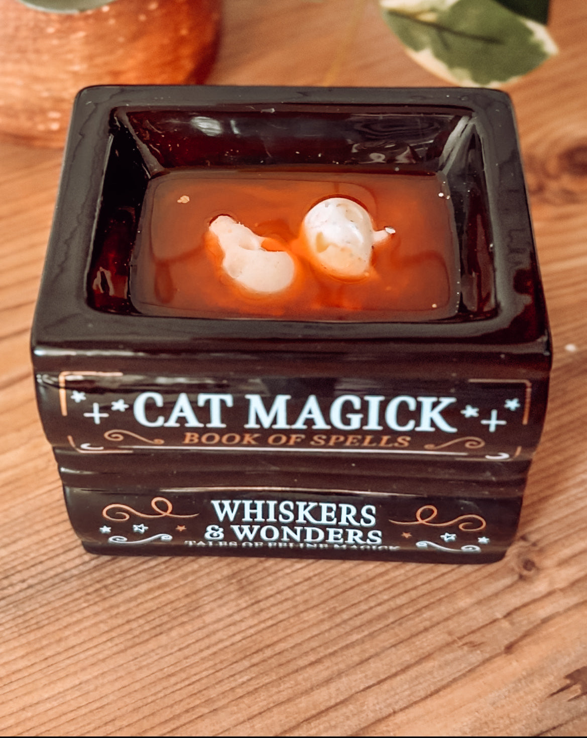 Black Cat Magick – Bücherstapel-Stövchen für Duftwachs & Duftöl