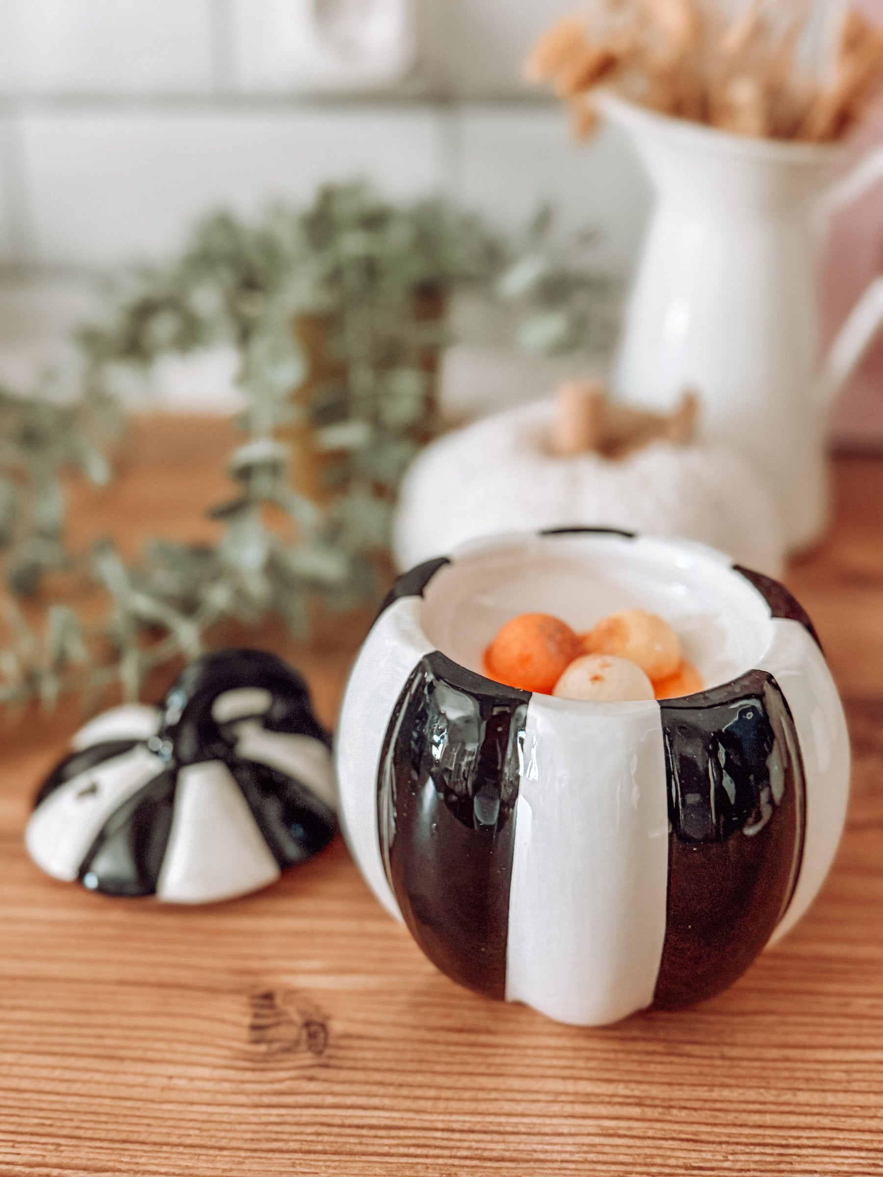 Striped Pumpkin – Schwarz-weißes Stövchen für Duftwachs & Duftöl