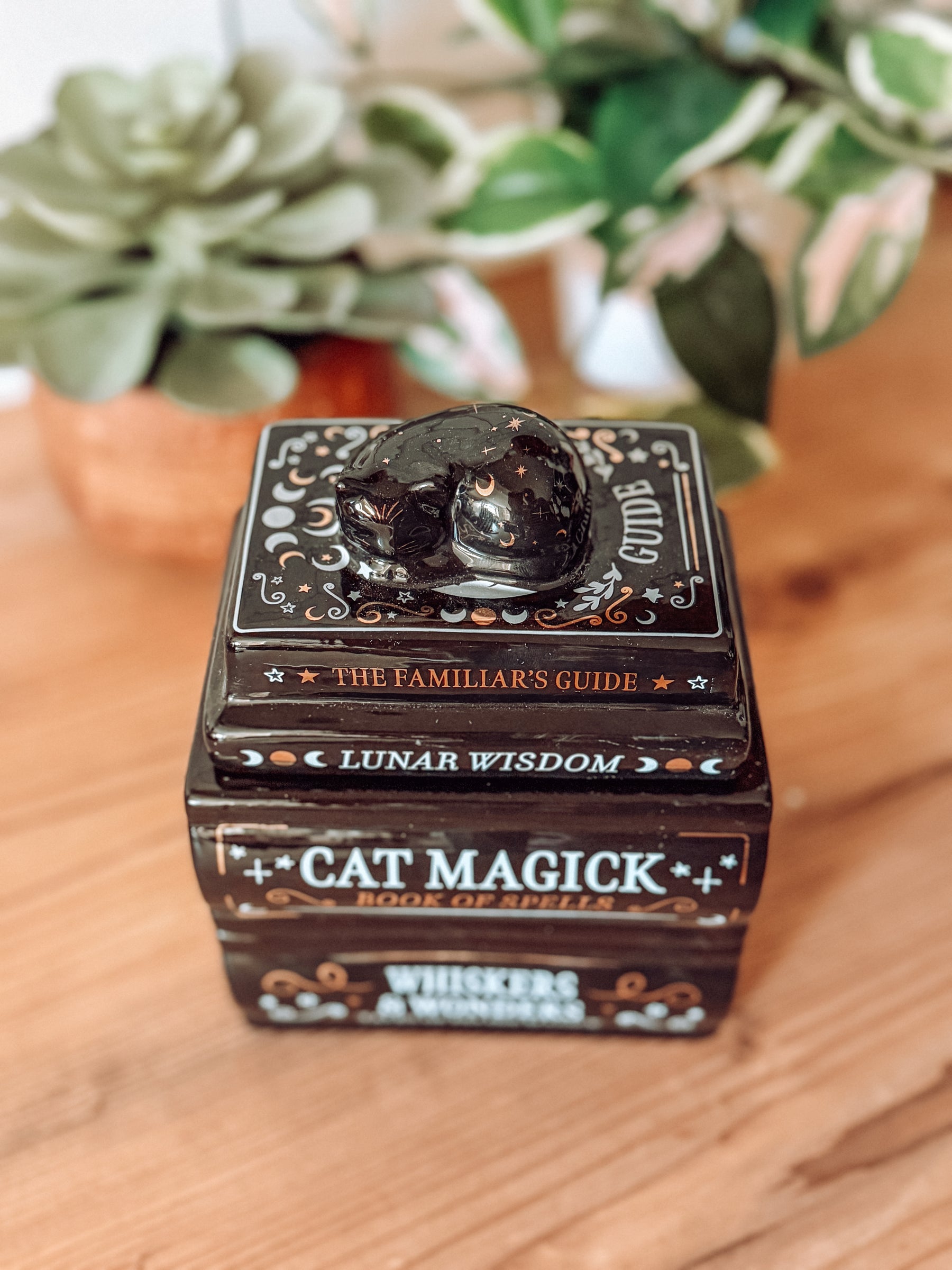 Black Cat Magick Bücherstapel-Stövchen mit schwarzer Katze von Mëlt:down Mëlts