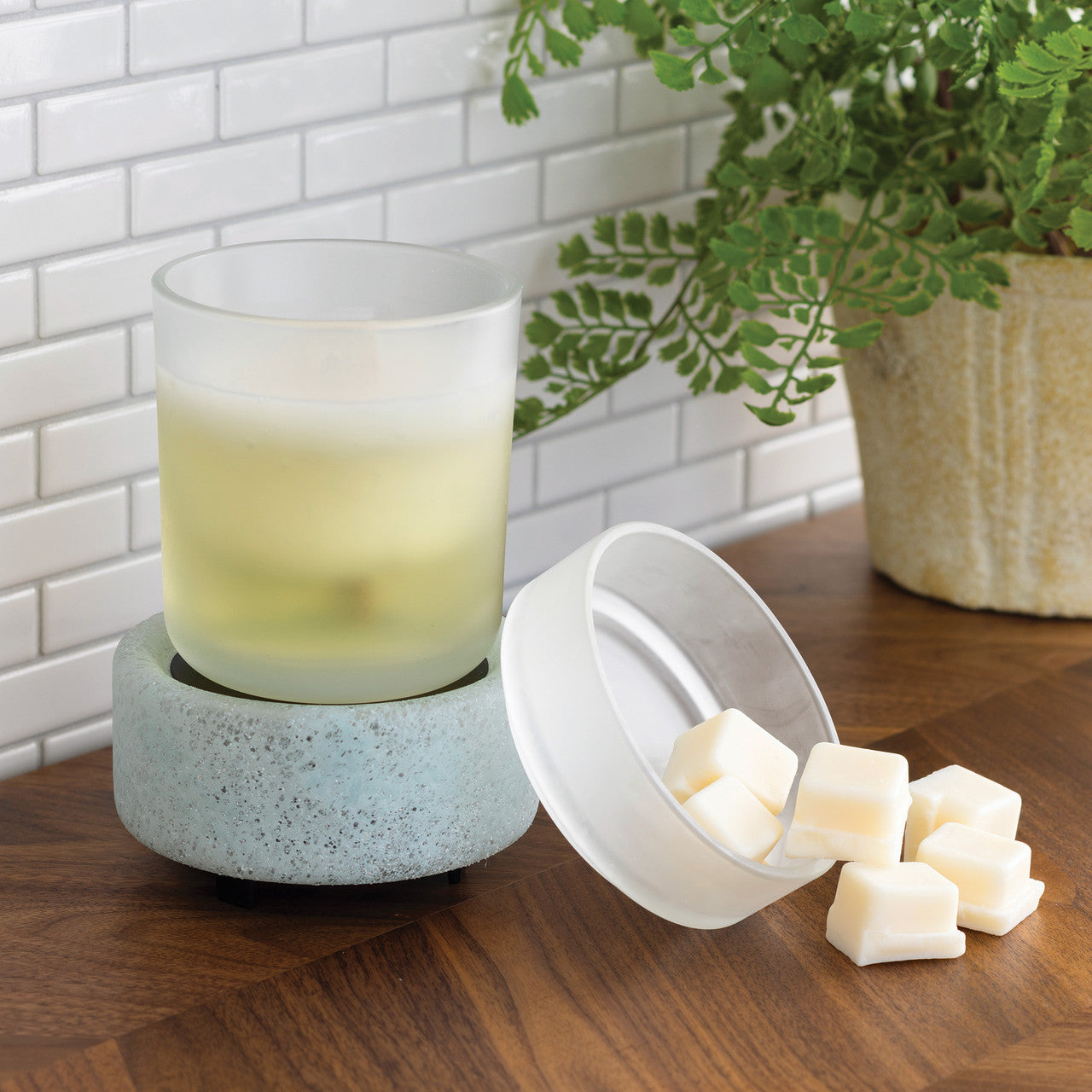 Beach Glass 2-in-1-Duftlampe mit Duftwachs und Duftkerze in einer hellen Wohnszene