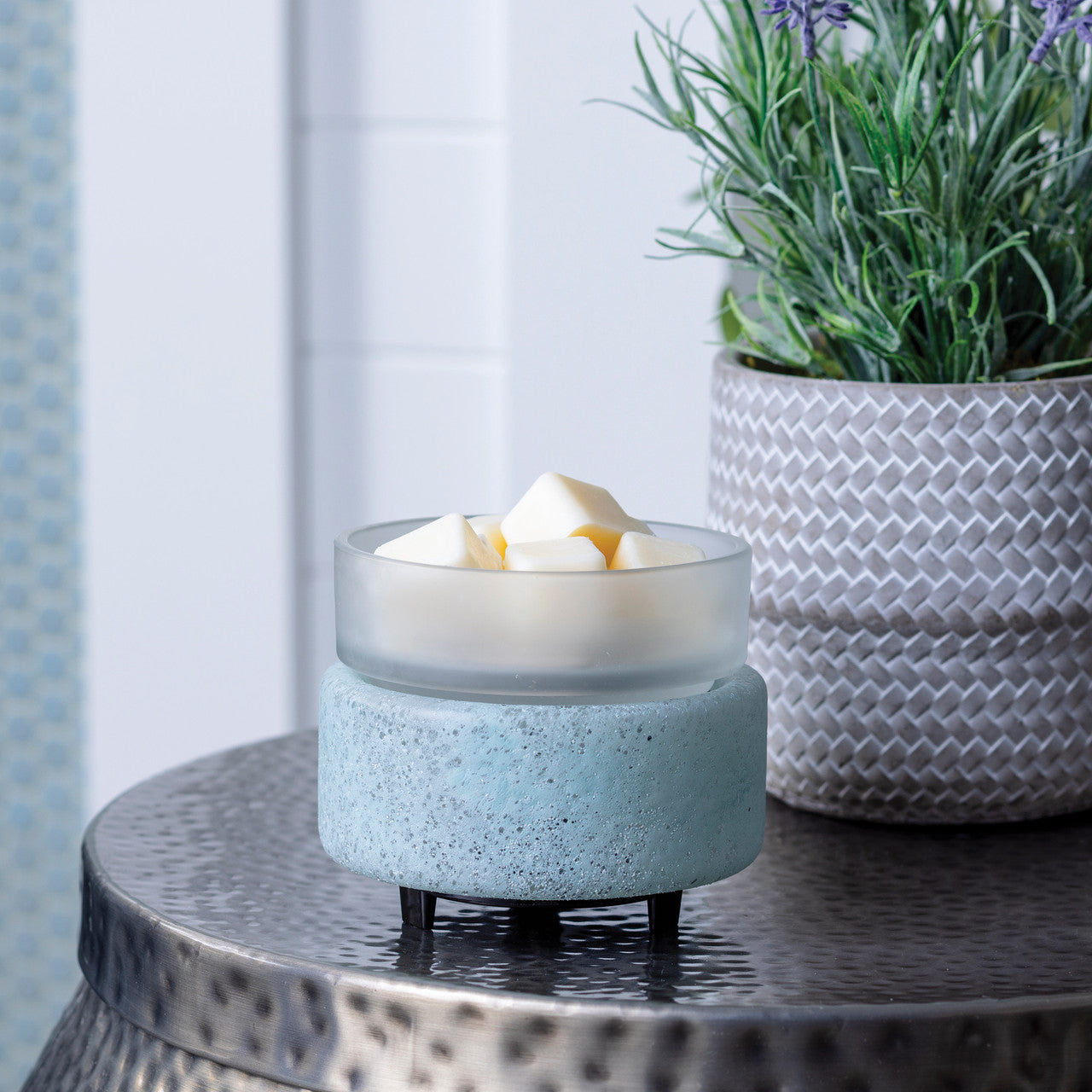 Beach Glass 2-in-1-Duftlampe mit Duftwachs auf einem dunklen Beistelltisch