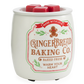 Weiße Gingerbread-Cookie-Duftlampe mit Lebkuchenmotiv, rot-grünen Details und roten Wachswürfeln in der Schale.