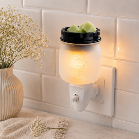 Leuchtende CANDLE WARMERS® Plug Duftlampe MASON JAR aus Glas in einer Steckdose