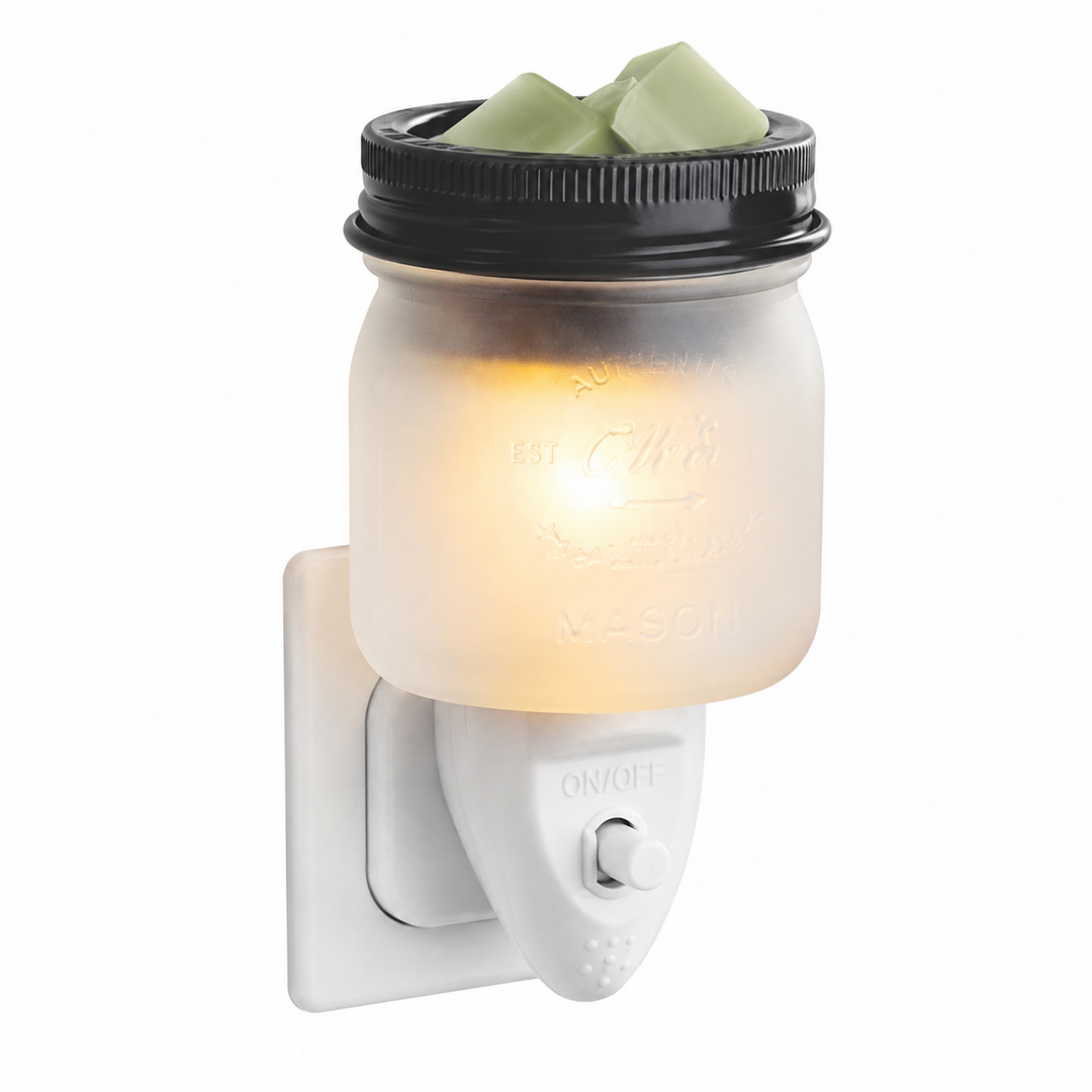 CANDLE WARMERS® Plug Duftlampe MASON JAR aus Glas vor weißem Hintergrund