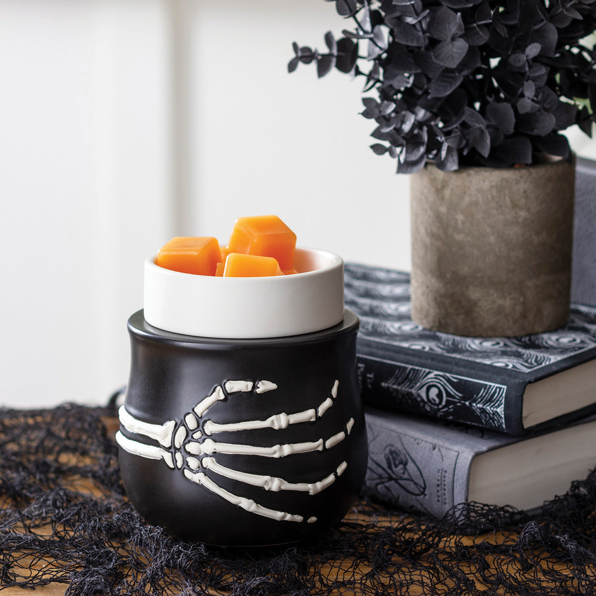 CANDLE WARMERS® Skeleton Hand Duftwachs-Wärmer – dritte Produktansicht